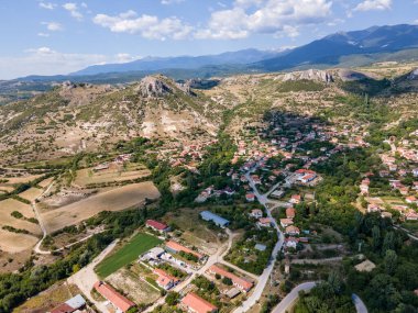 Bulgaristan 'ın Blagoevgrad bölgesindeki Ilindentsi Köyü' nün şaşırtıcı hava manzarası