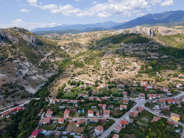 Bulgaristan 'ın Blagoevgrad bölgesindeki Ilindentsi Köyü' nün şaşırtıcı hava manzarası