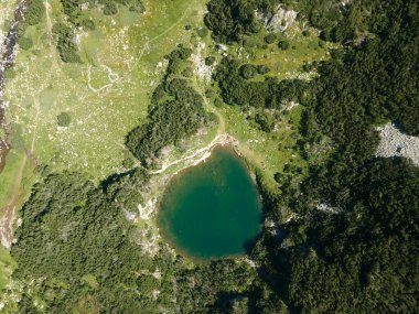 Bulgaristan 'ın Banderitsa Gölü yakınlarındaki Pirin Dağı' nın şaşırtıcı havacılık manzarası