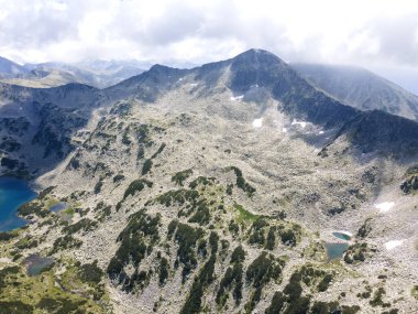 Bulgaristan 'ın Banderitsa Gölü yakınlarındaki Pirin Dağı' nın şaşırtıcı havacılık manzarası