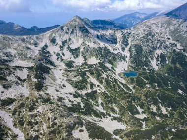 Bulgaristan 'ın Banderitsa Gölü yakınlarındaki Pirin Dağı' nın şaşırtıcı havacılık manzarası