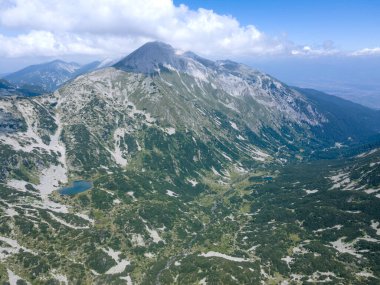 Bulgaristan 'ın Banderitsa Gölü yakınlarındaki Pirin Dağı' nın şaşırtıcı havacılık manzarası