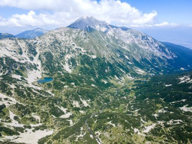 Bulgaristan 'ın Banderitsa Gölü yakınlarındaki Pirin Dağı' nın şaşırtıcı havacılık manzarası