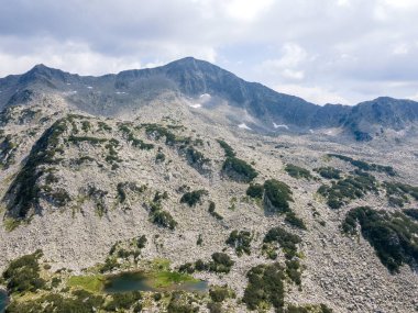 Bulgaristan 'ın Banderitsa Gölü yakınlarındaki Pirin Dağı' nın şaşırtıcı havacılık manzarası