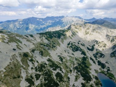 Bulgaristan 'ın Banderitsa Gölü yakınlarındaki Pirin Dağı' nın şaşırtıcı havacılık manzarası