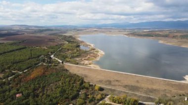 Pyasachnik (Kum Taşı) Reservoir, Sredna Gora Dağı, Filibe Bölgesi, Bulgaristan 'ın Havadan Sonbahar manzarası