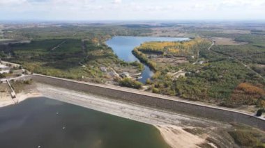 Pyasachnik (Kum Taşı) Reservoir, Sredna Gora Dağı, Filibe Bölgesi, Bulgaristan 'ın Havadan Sonbahar manzarası