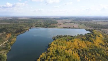 Pyasachnik (Kum Taşı) Reservoir, Sredna Gora Dağı, Filibe Bölgesi, Bulgaristan 'ın Havadan Sonbahar manzarası
