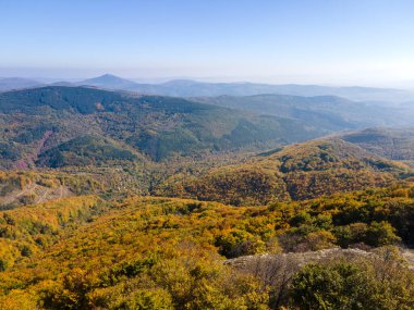 Bulgaristan 'ın Pernik bölgesindeki Erul Dağı' nın İnanılmaz Sonbahar Manzarası
