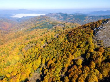 Bulgaristan 'ın Pernik bölgesindeki Erul Dağı' nın İnanılmaz Sonbahar Manzarası