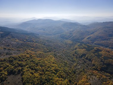 Bulgaristan 'ın Pernik bölgesindeki Erul Dağı' nın İnanılmaz Sonbahar Manzarası