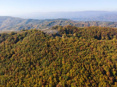 Bulgaristan 'ın Pernik bölgesindeki Erul Dağı' nın İnanılmaz Sonbahar Manzarası
