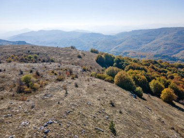Bulgaristan 'ın Pernik bölgesindeki Erul Dağı' nın İnanılmaz Sonbahar Manzarası