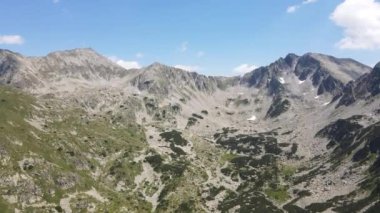 Bulgaristan 'ın Yalovarnika tepeleri yakınlarındaki Pirin Dağı' nın şaşırtıcı hava manzarası