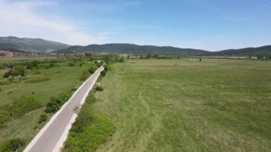 Bulgaristan 'ın Sofya bölgesindeki Godech kasabası yakınlarındaki kırsal arazinin bahar havası manzarası