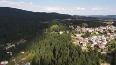 Bulgaristan 'ın Smolyan Bölgesi' ndeki Dospat kentinin Havadan Yaz manzarası