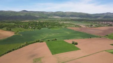 Bulgaristan 'ın Sofya bölgesindeki Godech kasabası yakınlarındaki kırsal arazinin bahar havası manzarası