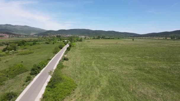 ブルガリア ソフィア地方ゴデシュ町付近の田園風景 — ストック動画