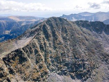 Bulgaristan 'ın Musala zirvesi yakınlarındaki Rila Dağı' nın şaşırtıcı hava manzarası