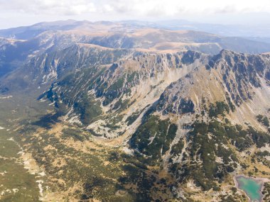 Bulgaristan 'ın Musala zirvesi yakınlarındaki Rila Dağı' nın şaşırtıcı hava manzarası