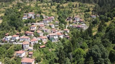 Bulgaristan 'ın Smolyan Bölgesi Momchilovtsi köyünün hava manzarası