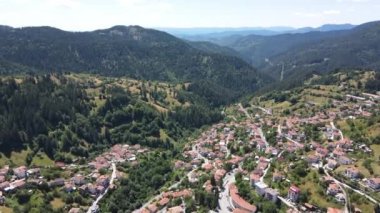 Bulgaristan 'ın Smolyan Bölgesi Momchilovtsi köyünün hava manzarası