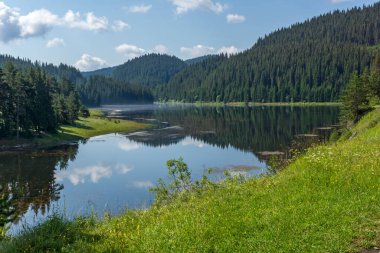 Bulgaristan 'ın Beglika Reservoir, Pazardzhik bölgesinin muhteşem manzarası