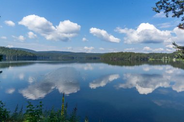 Bulgaristan 'ın Pazardzhik bölgesinin Golyam Beglik Barajı yaz manzarası