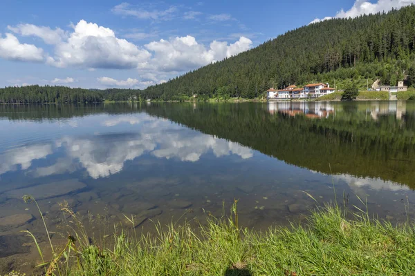 ブルガリア パザルジェク地方のゴラム ベグリク貯水池の夏の景色 — ストック写真