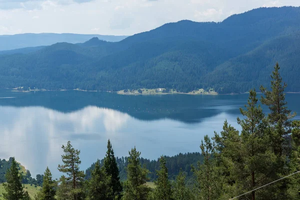 ブルガリア スモリャン州ドスパット貯水池の素晴らしい風景 — ストック写真