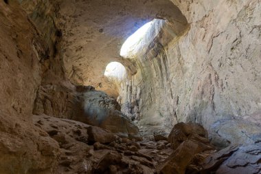 Bulgaristan 'ın Lovech bölgesindeki Karlukovo köyü yakınlarında Tanrı' nın Gözleri olarak bilinen Prohodna mağarası
