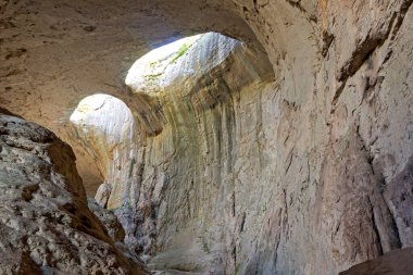 Bulgaristan 'ın Lovech bölgesindeki Karlukovo köyü yakınlarında Tanrı' nın Gözleri olarak bilinen Prohodna mağarası