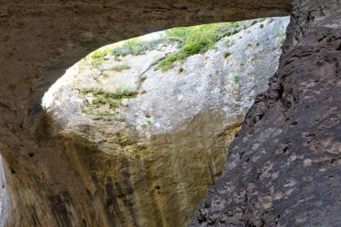 Bulgaristan 'ın Lovech bölgesindeki Karlukovo köyü yakınlarında Tanrı' nın Gözleri olarak bilinen Prohodna mağarası