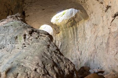 Bulgaristan 'ın Lovech bölgesindeki Karlukovo köyü yakınlarında Tanrı' nın Gözleri olarak bilinen Prohodna mağarası