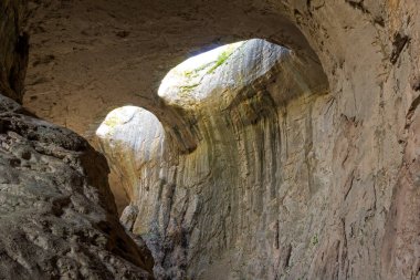 Bulgaristan 'ın Lovech bölgesindeki Karlukovo köyü yakınlarında Tanrı' nın Gözleri olarak bilinen Prohodna mağarası