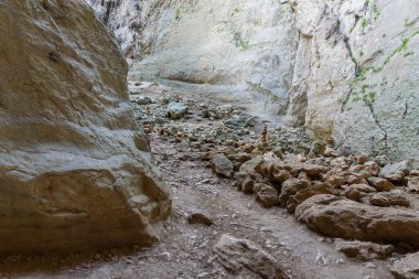 Bulgaristan 'ın Lovech bölgesindeki Karlukovo köyü yakınlarında Tanrı' nın Gözleri olarak bilinen Prohodna mağarası