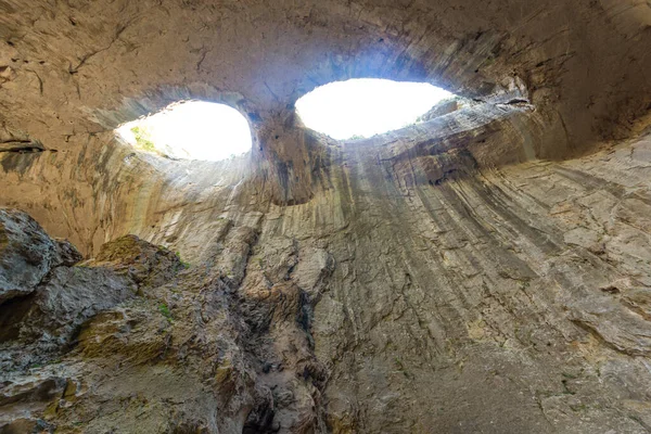 ブルガリア ラヴェチ地方カルルコヴォ村付近の神の目として知られるプロホトナ洞窟 — ストック写真