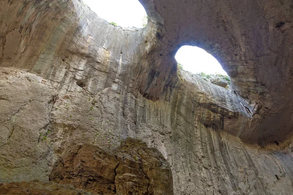 Prohodna Cueva Conocida Como Los Ojos Dios Cerca Aldea Karlukovo —  Fotos de Stock