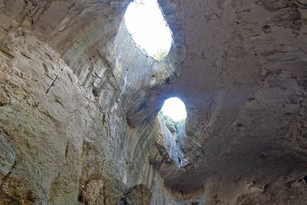 Проходная Пещера Известная Божьи Глаза Возле Села Карлуково Ловечская Область — стоковое фото