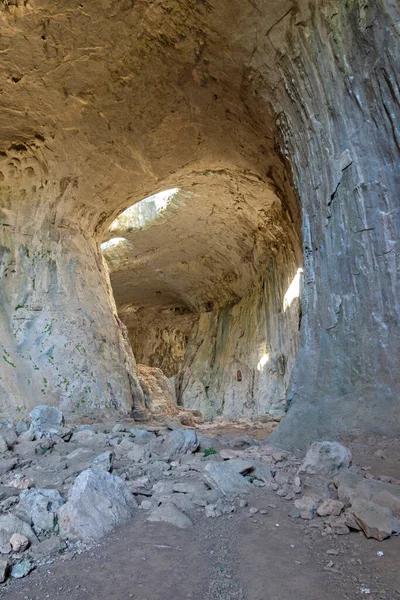 ブルガリア ラヴェチ地方カルルコヴォ村付近の神の目として知られるプロホトナ洞窟 — ストック写真