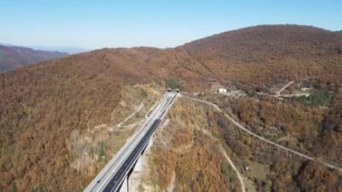 Hemus (A2) otoyolu, Vitinya Geçidi, Sofya Bölgesi, Bulgaristan 'daki Bebresh Viyadükünün havadan görüntüsü