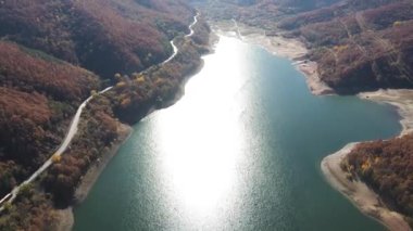 Bulgaristan 'ın Sofya Bölgesi Vitinya Geçidi' ndeki Bebresh rezervuarının hava manzarası