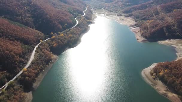 ブルガリア ソフィア地方のヴィティニヤ峠におけるベレシュ貯水池の空中ビュー — ストック動画