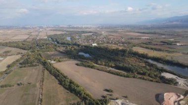 Bulgaristan 'ın Filibe bölgesindeki Orizari köyü yakınlarındaki Maritsa Nehri' nin hava manzarası