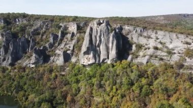 Bulgaristan 'ın Lovech Bölgesi' nin Karlukovo köyü yakınlarındaki Provartenika Kaya oluşumunun hava manzarası