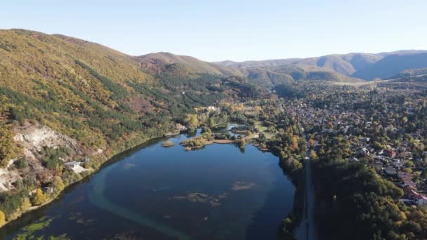 保加利亚索菲亚市Pancharevo湖空中秋季景观 — 图库视频影像