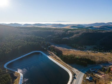 Petrohan Geçidi, Balkan Dağları, Bulgaristan 'ın Havadan Sonbahar manzarası
