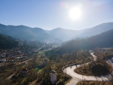 Balkan Dağları ve Vratsata Geçidi 'nin İnanılmaz Sonbahar Manzarası, Bulgaristan
