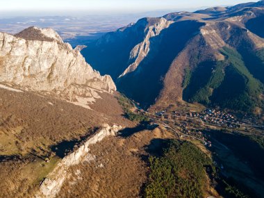 Balkan Dağları ve Vratsata Geçidi 'nin İnanılmaz Sonbahar Manzarası, Bulgaristan