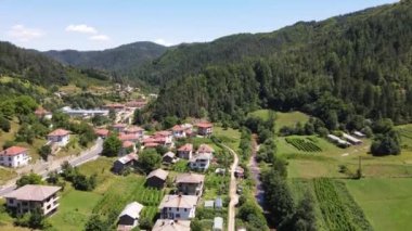 Bulgaristan 'ın Smolyan Bölgesi Mogilitsa köyünün hava manzarası